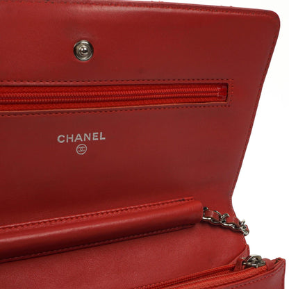 CHANEL Wallet on Chain WOC aus orangefarbenem gestepptem Lackleder mit pinkem CC-Logo und silberfarbenen Beschlägen