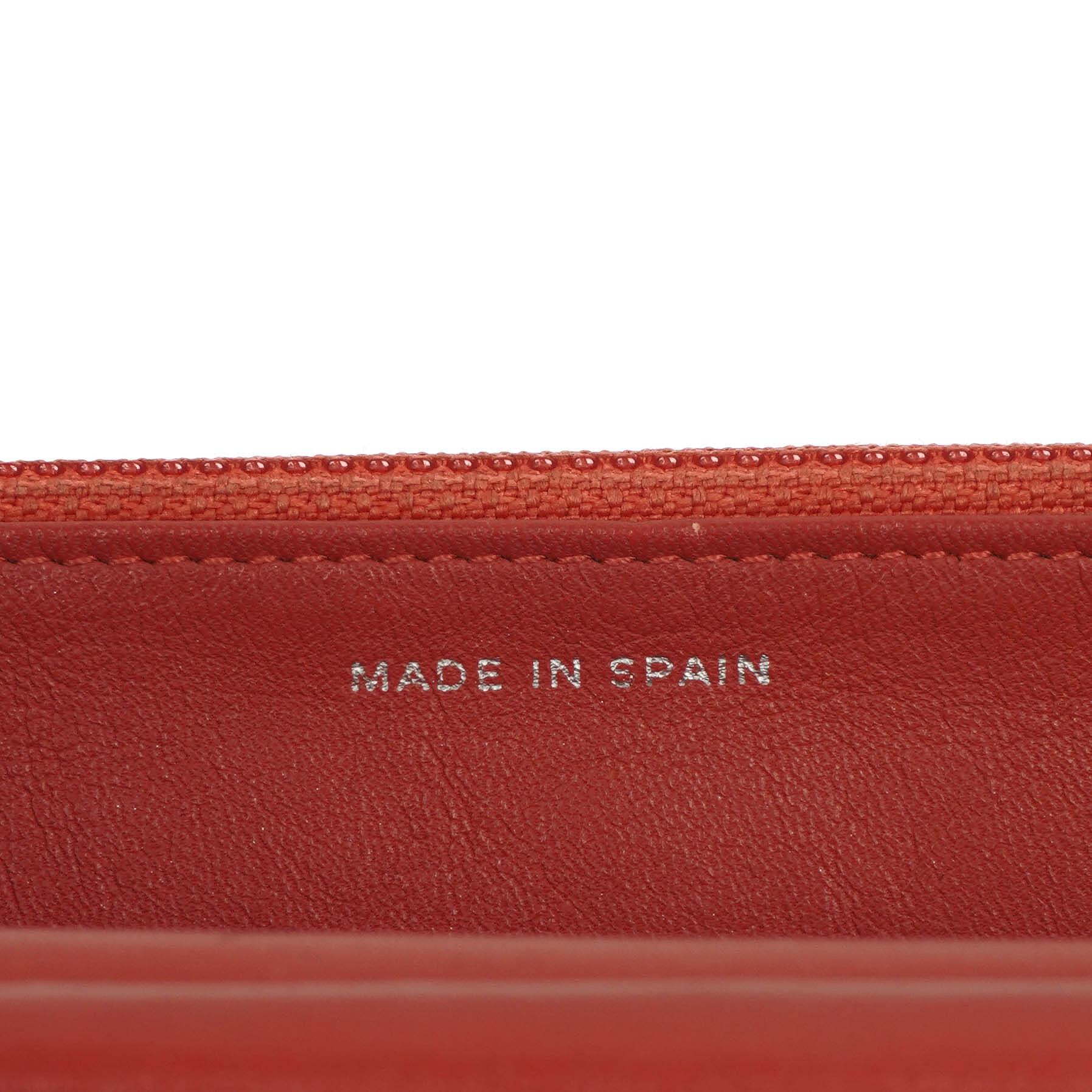 CHANEL Wallet on Chain WOC aus orangefarbenem gestepptem Lackleder mit pinkem CC-Logo und silberfarbenen Beschlägen