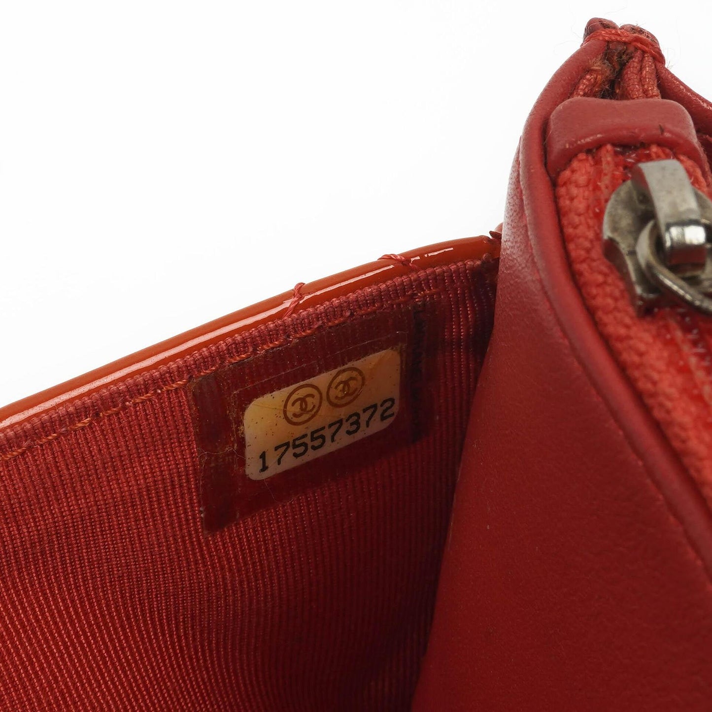 CHANEL Wallet on Chain WOC aus orangefarbenem gestepptem Lackleder mit pinkem CC-Logo und silberfarbenen Beschlägen