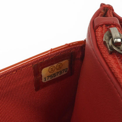 CHANEL Wallet on Chain WOC aus orangefarbenem gestepptem Lackleder mit pinkem CC-Logo und silberfarbenen Beschlägen