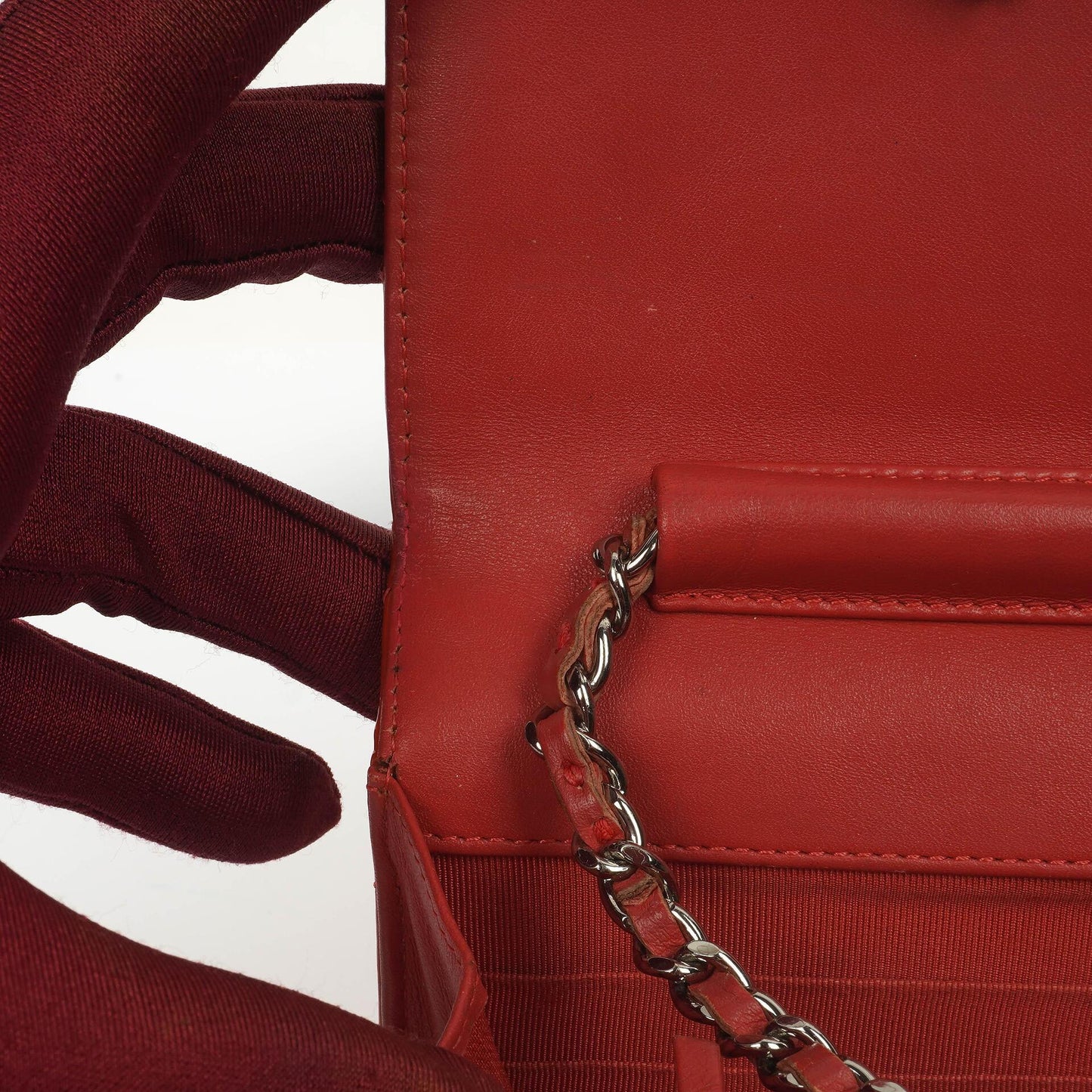 CHANEL Wallet on Chain WOC aus orangefarbenem gestepptem Lackleder mit pinkem CC-Logo und silberfarbenen Beschlägen