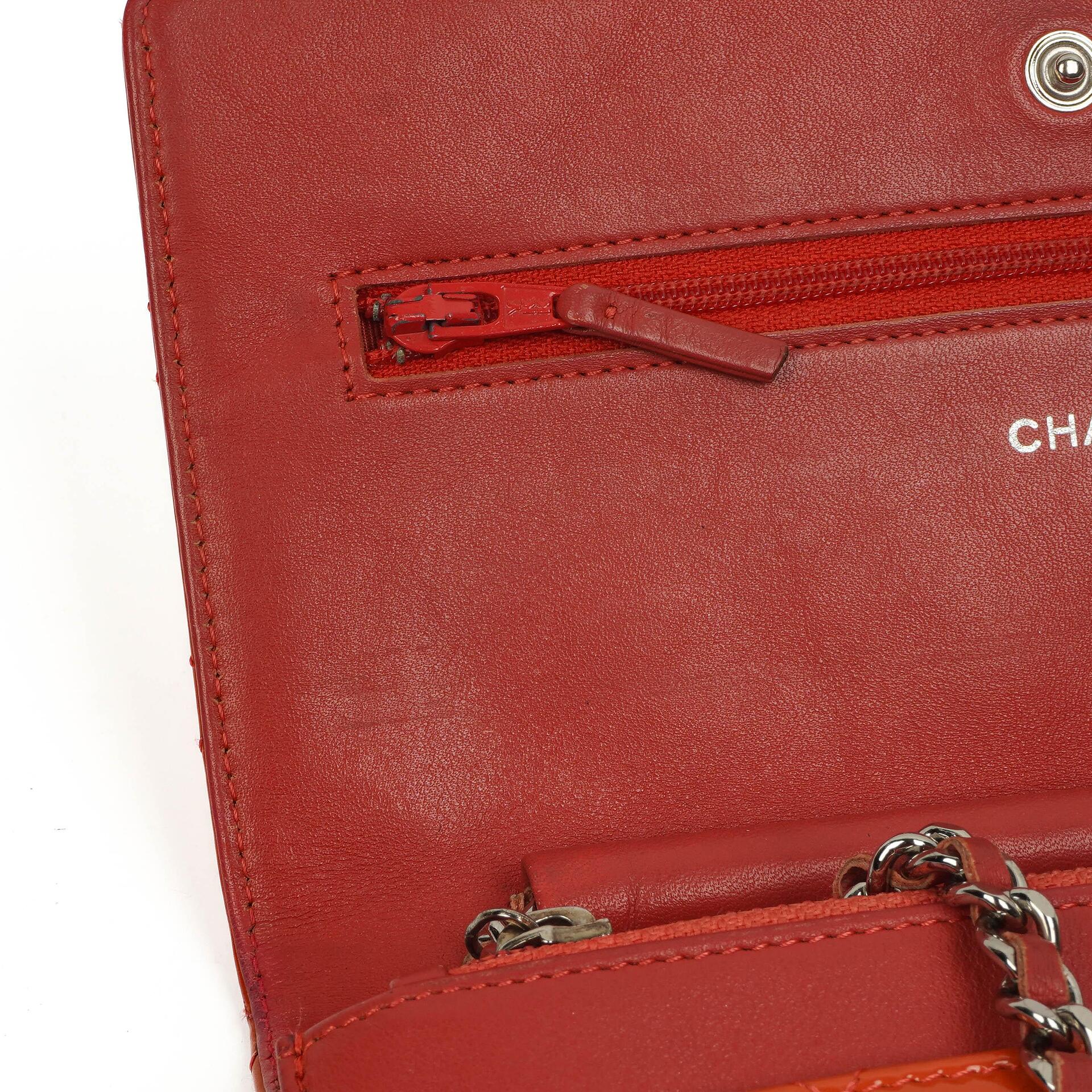 CHANEL Wallet on Chain WOC aus orangefarbenem gestepptem Lackleder mit pinkem CC-Logo und silberfarbenen Beschlägen