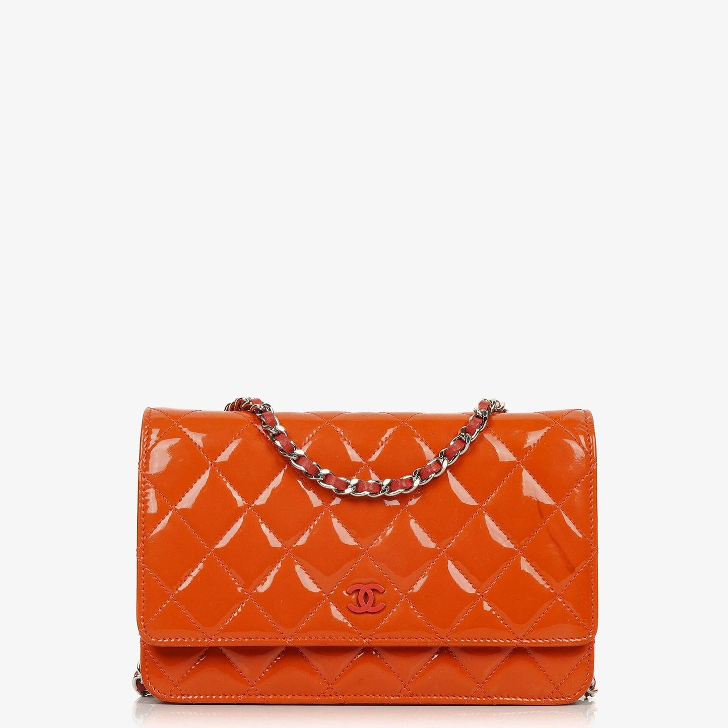 Chanel WOC Geldbörse mit Kette aus orange gestepptem Lackleder