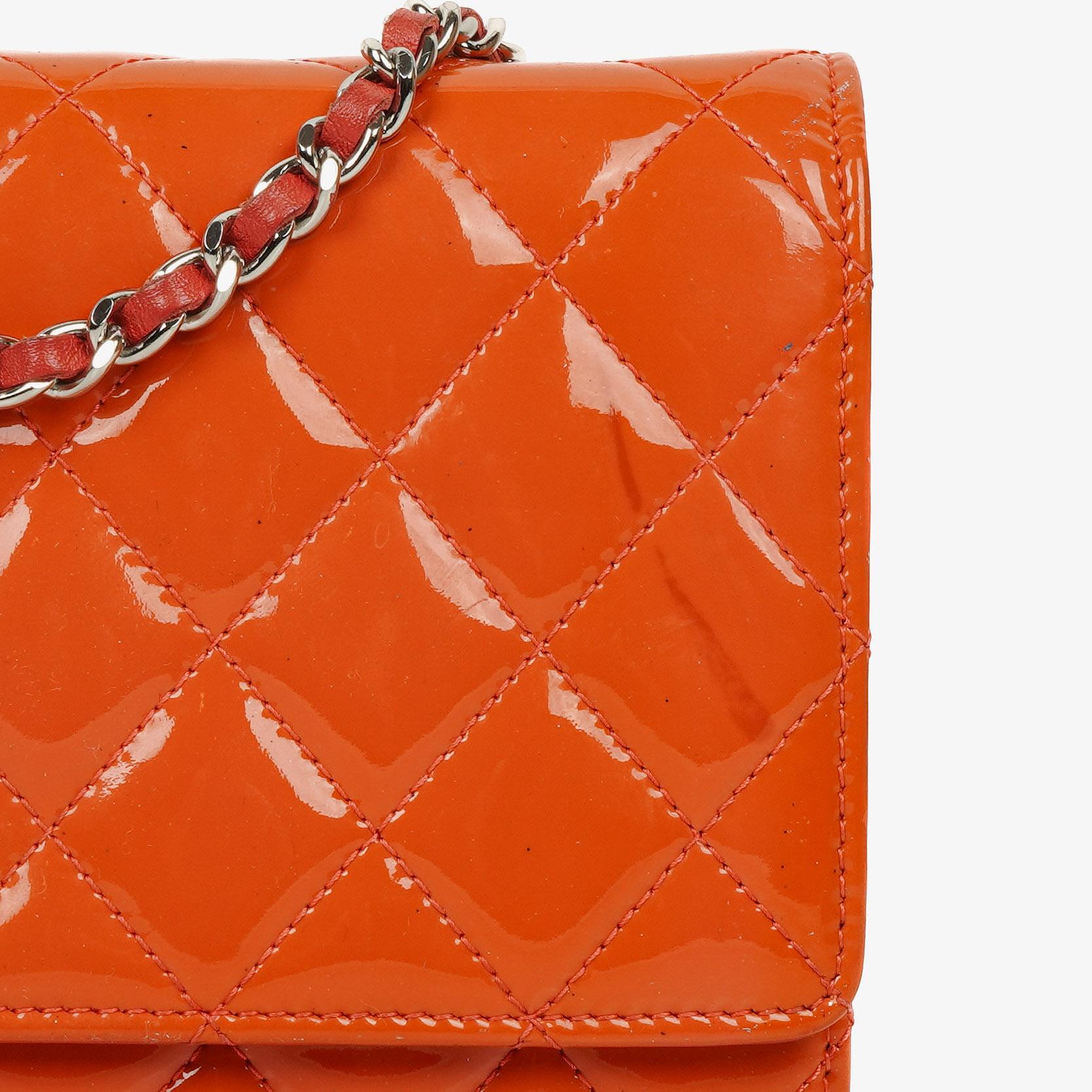Chanel WOC Geldbörse mit Kette aus orange gestepptem Lackleder
