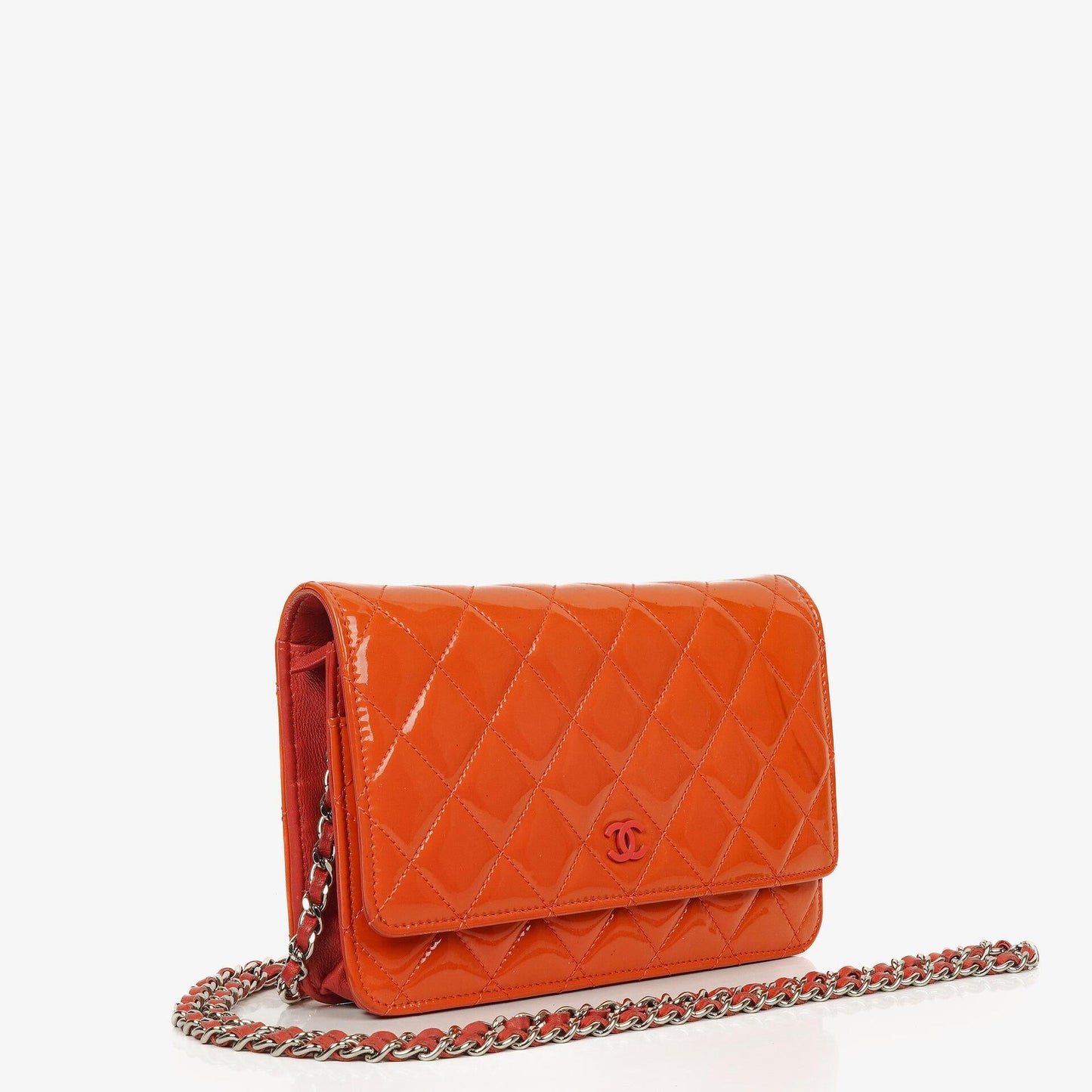 Chanel WOC Geldbörse mit Kette aus orange gestepptem Lackleder
