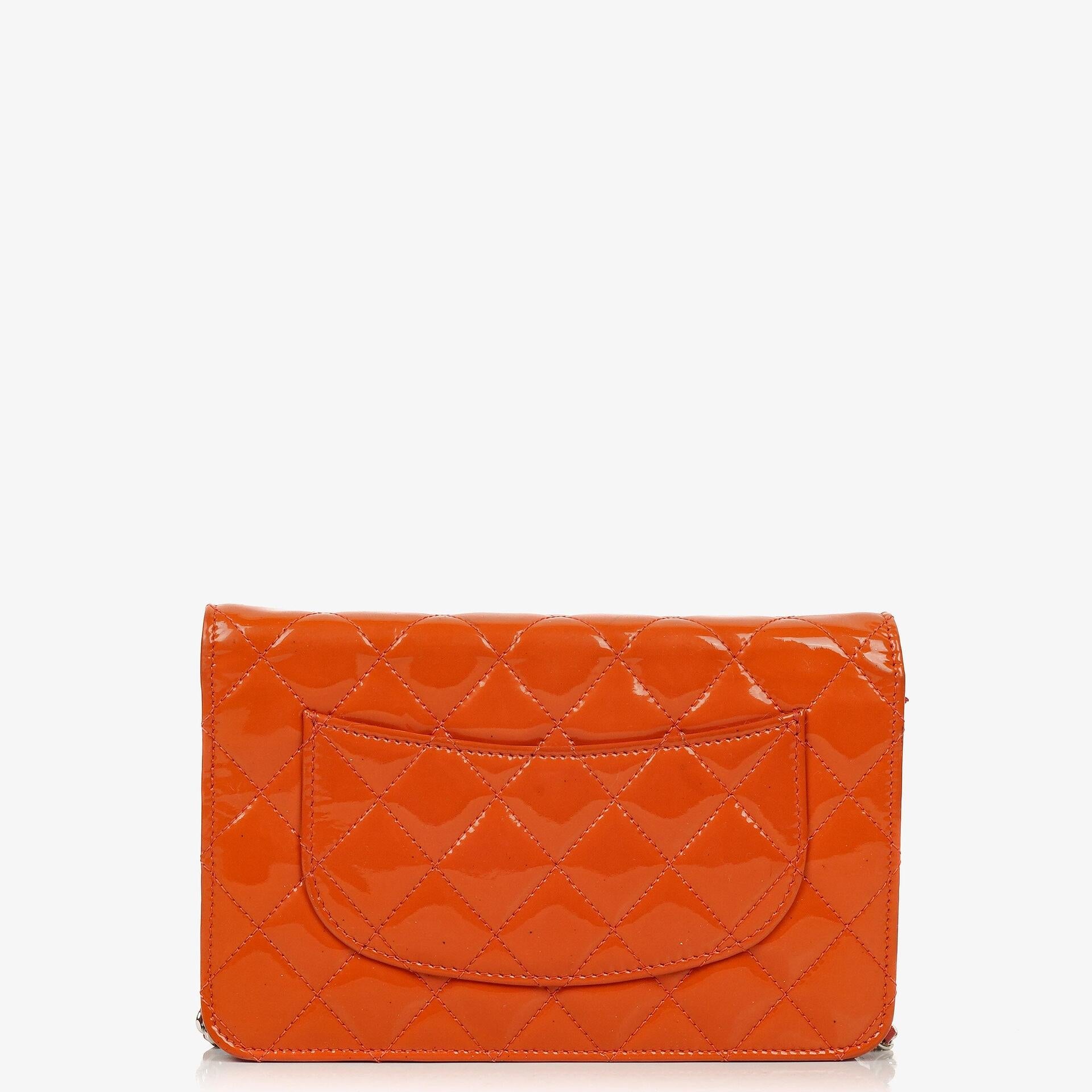 Chanel WOC Geldbörse mit Kette aus orange gestepptem Lackleder