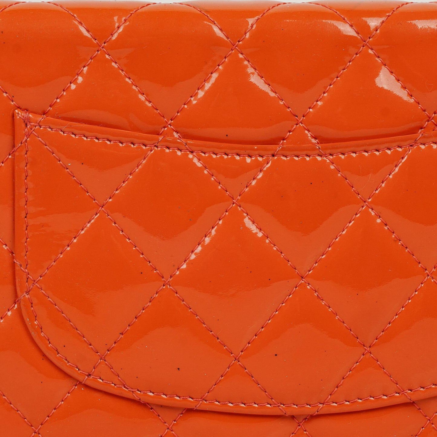 Chanel WOC Geldbörse mit Kette aus orange gestepptem Lackleder