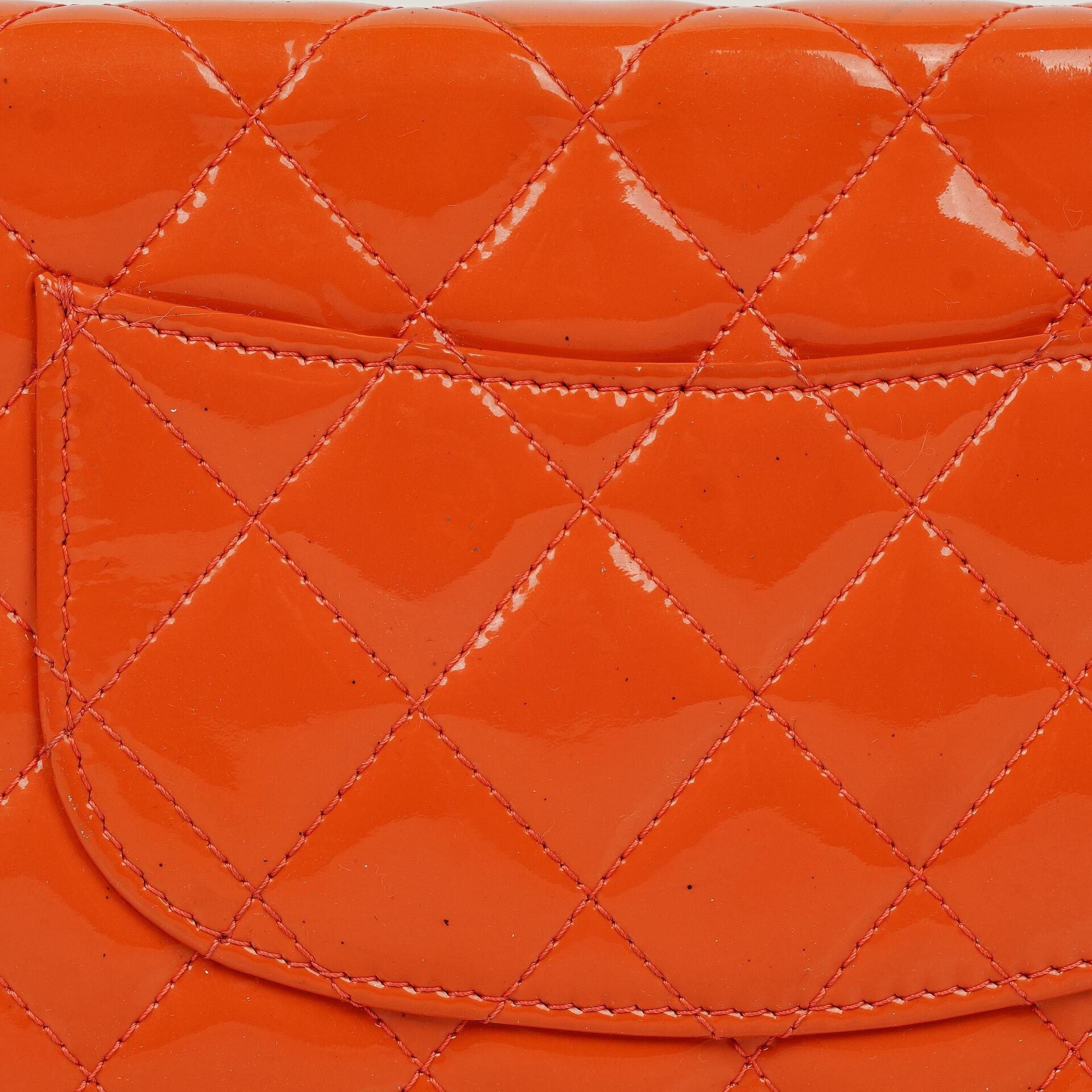 Chanel WOC Geldbörse mit Kette aus orange gestepptem Lackleder