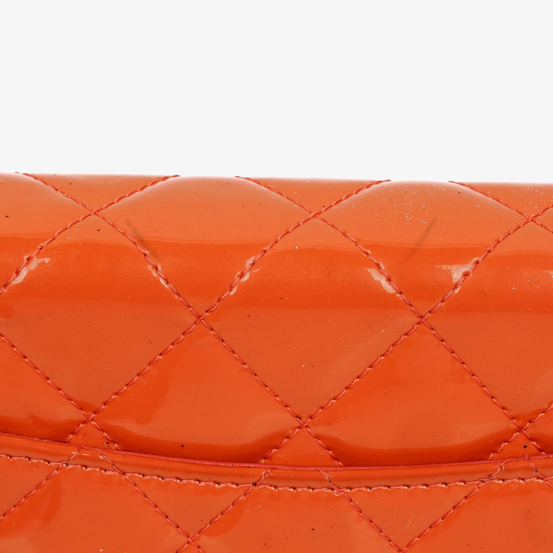 Chanel WOC Geldbörse mit Kette aus orange gestepptem Lackleder