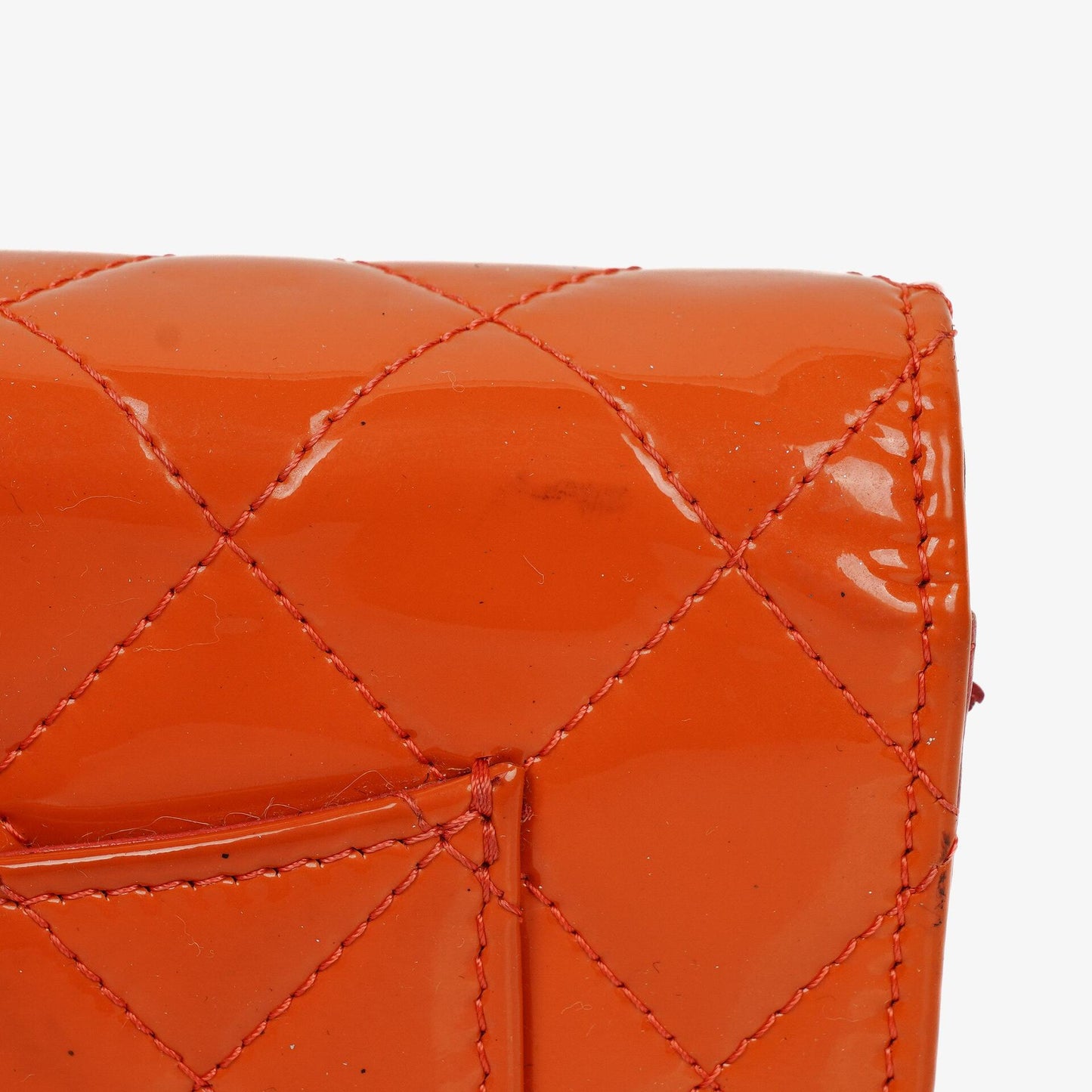 Chanel WOC Geldbörse mit Kette aus orange gestepptem Lackleder