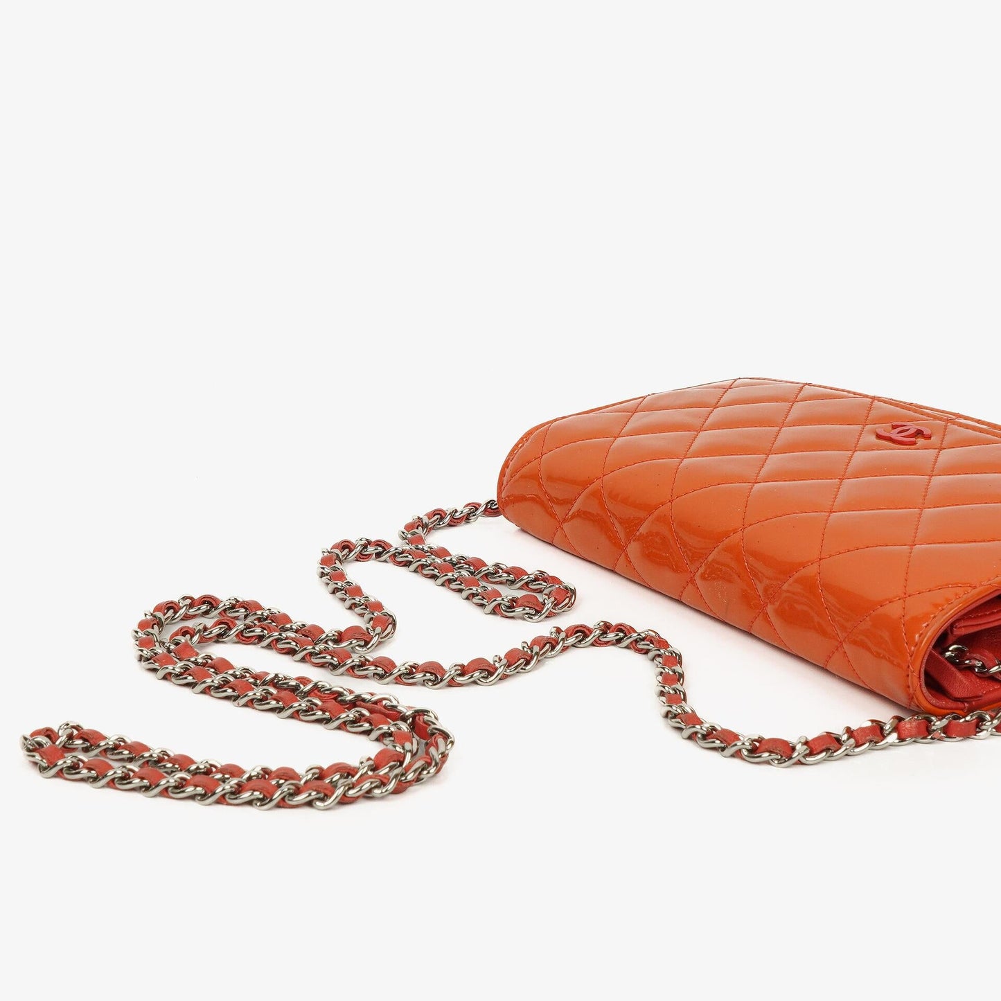 Chanel WOC Geldbörse mit Kette aus orange gestepptem Lackleder