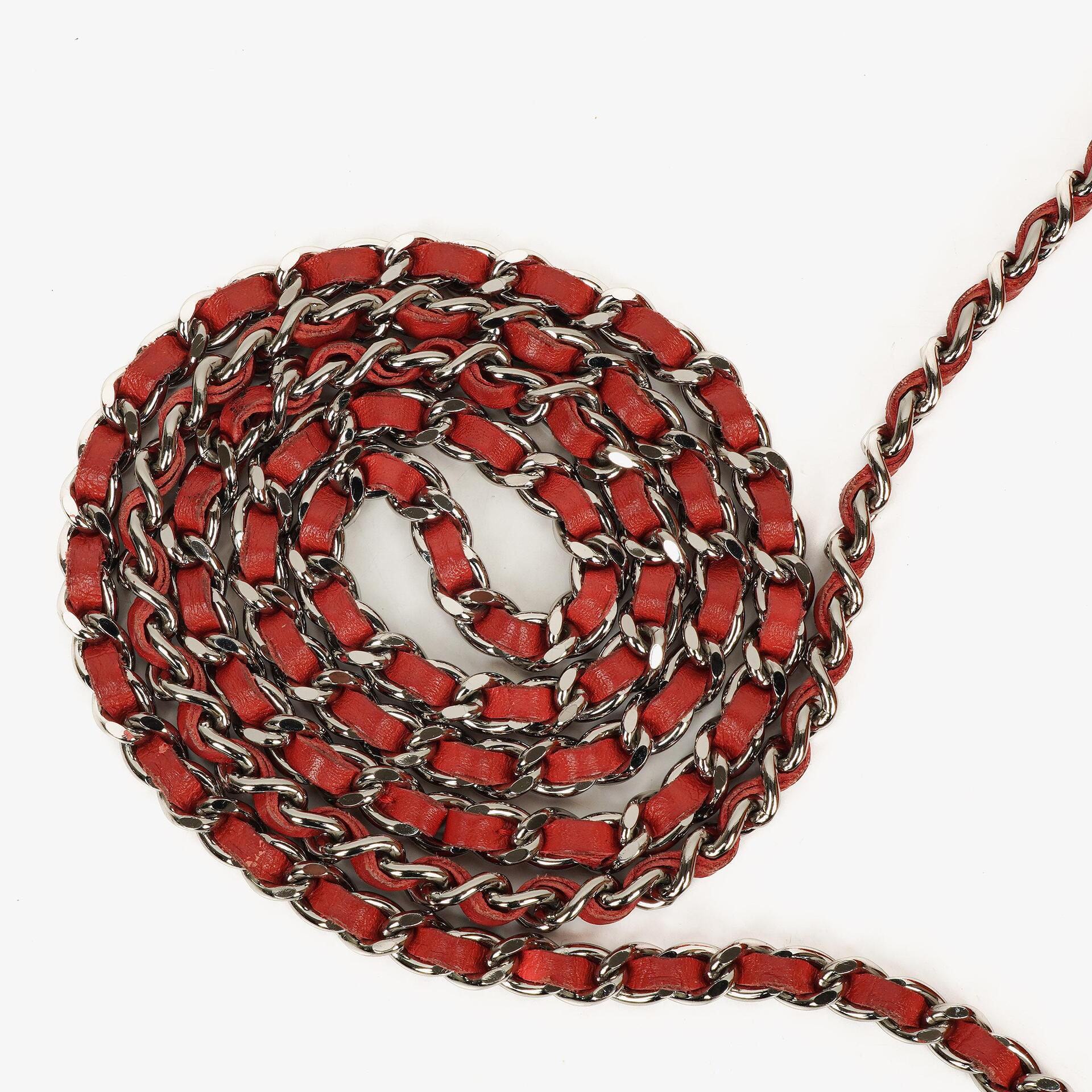 Chanel WOC Geldbörse mit Kette aus orange gestepptem Lackleder