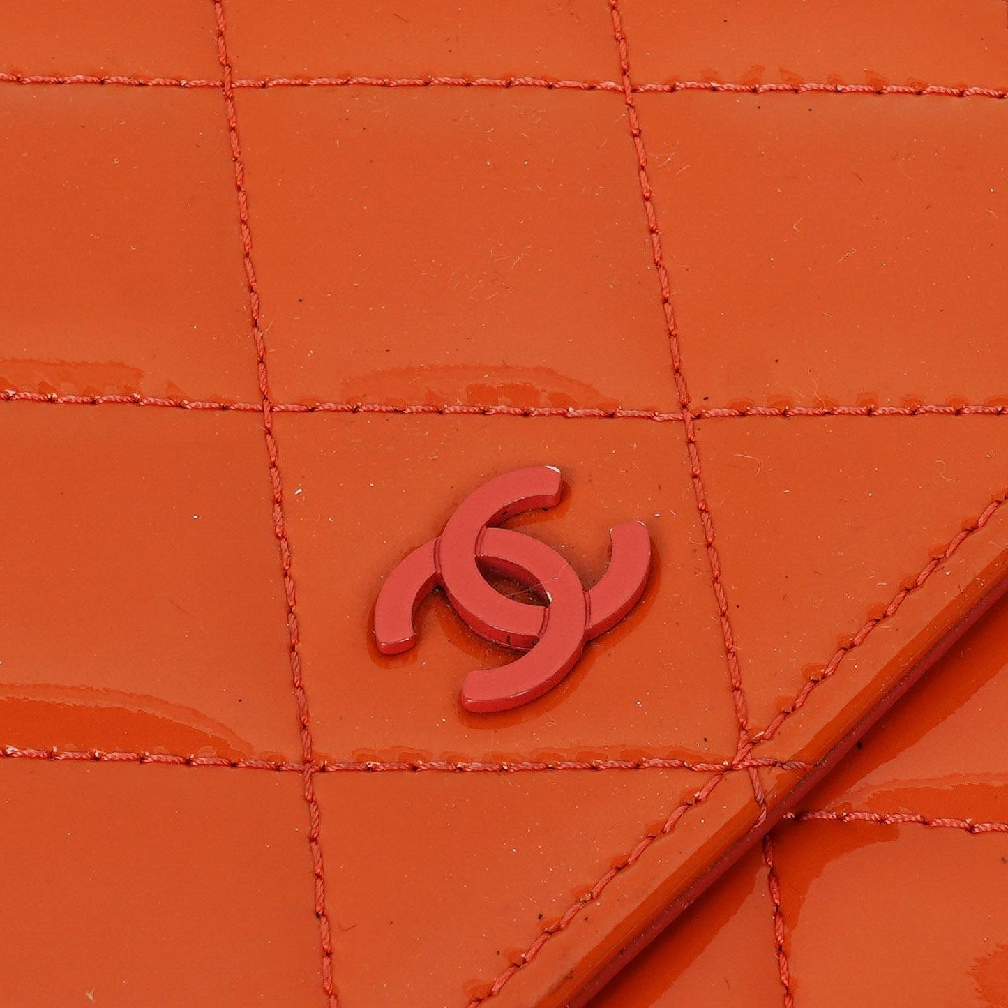 Chanel WOC Geldbörse mit Kette aus orange gestepptem Lackleder
