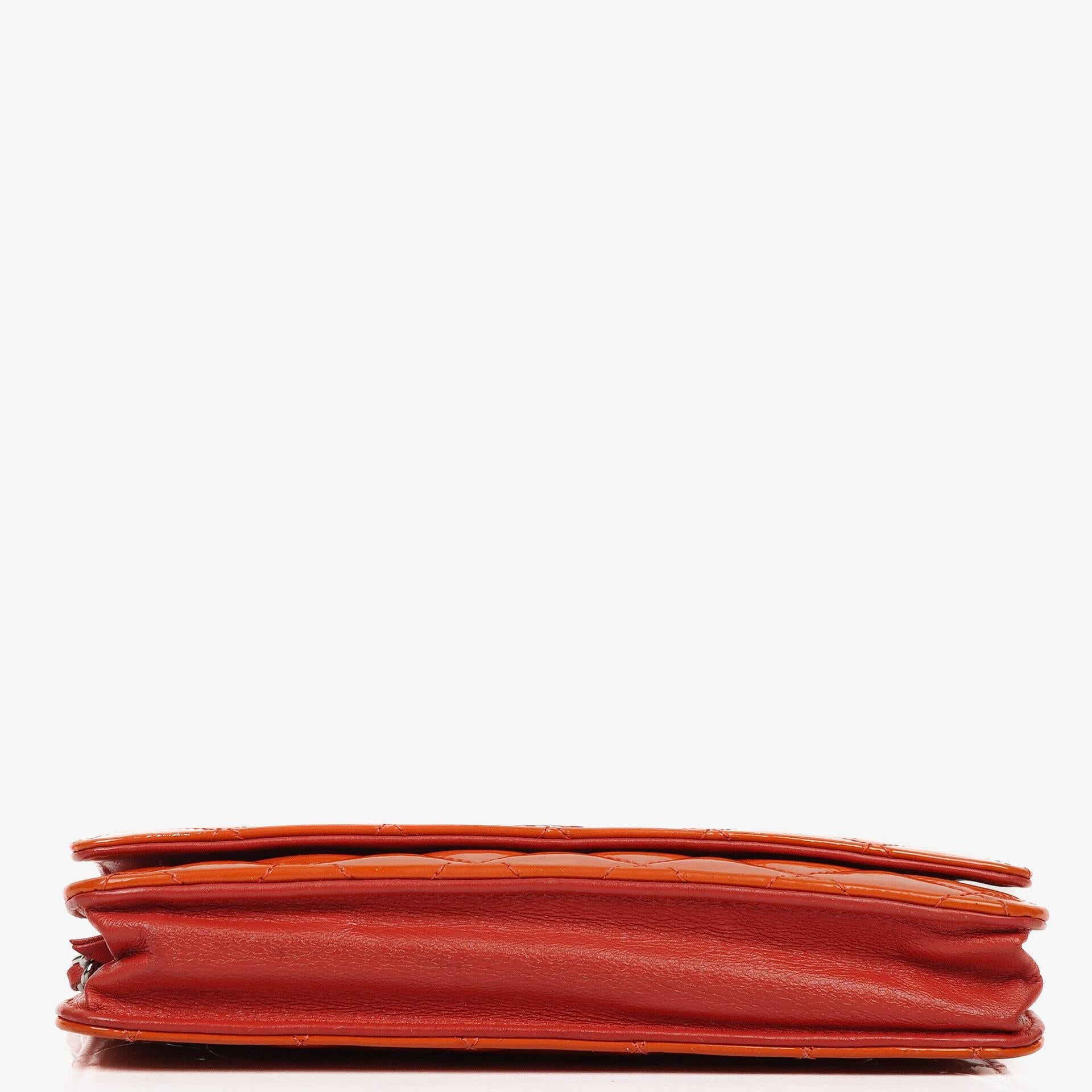 Chanel WOC Geldbörse mit Kette aus orange gestepptem Lackleder