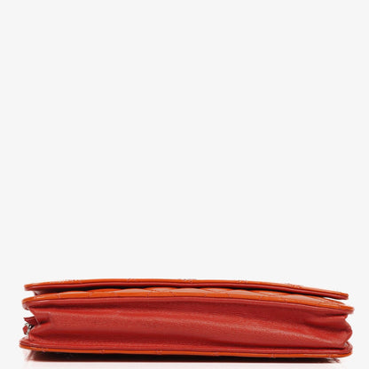 Chanel WOC Geldbörse mit Kette aus orange gestepptem Lackleder