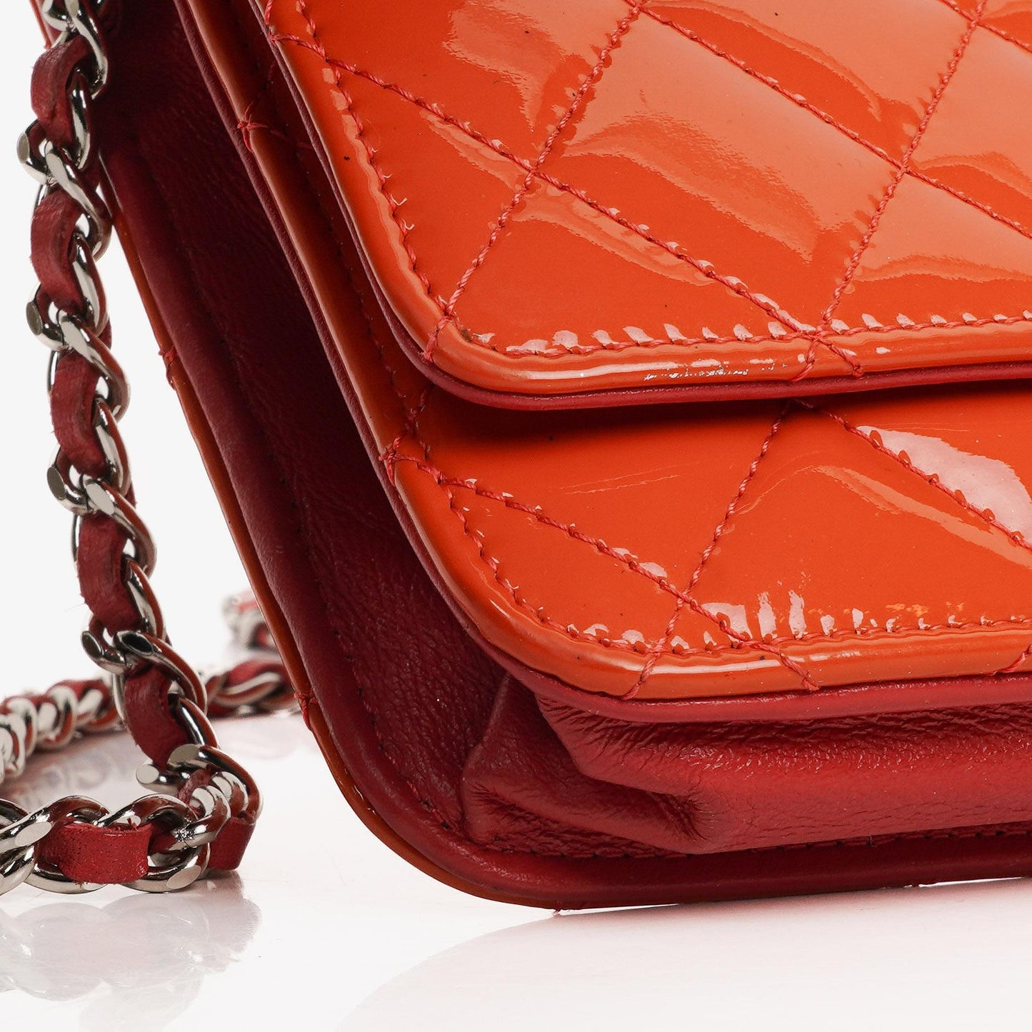 Chanel WOC Geldbörse mit Kette aus orange gestepptem Lackleder