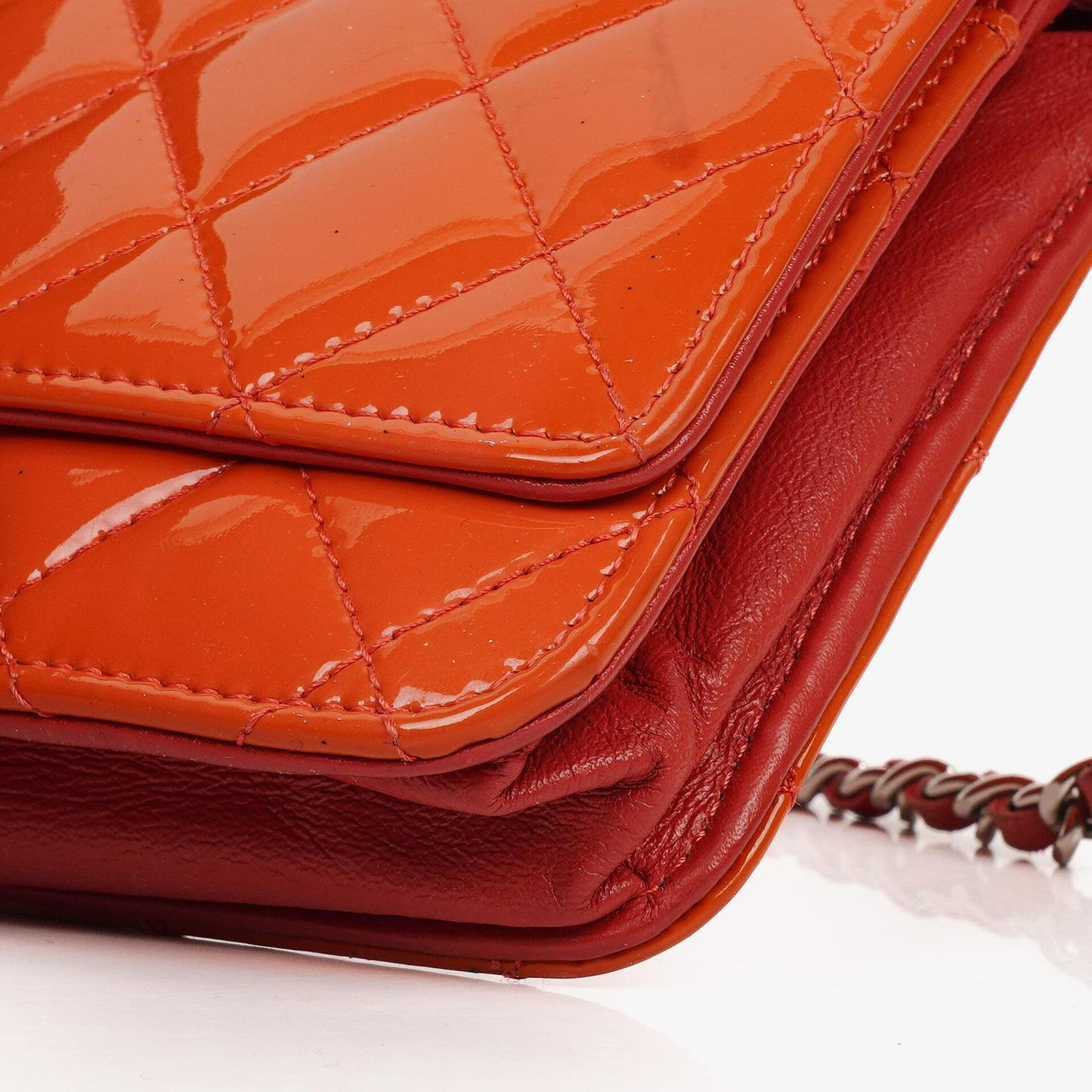 Chanel WOC Geldbörse mit Kette aus orange gestepptem Lackleder
