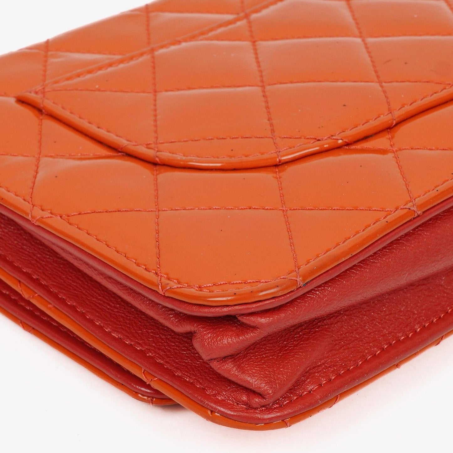 Chanel WOC Geldbörse mit Kette aus orange gestepptem Lackleder
