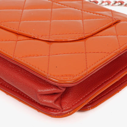 Chanel WOC Geldbörse mit Kette aus orange gestepptem Lackleder