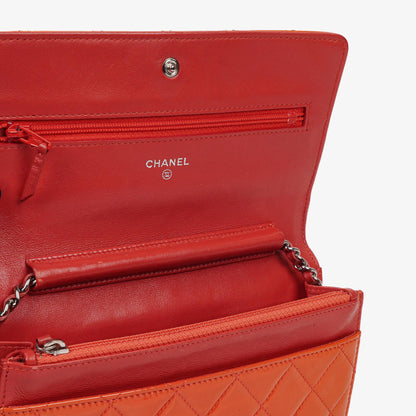 Chanel WOC Geldbörse mit Kette aus orange gestepptem Lackleder