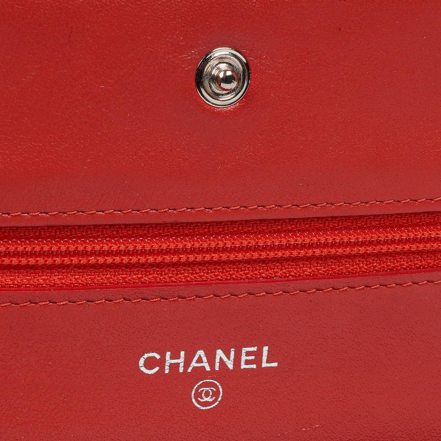 Chanel WOC Geldbörse mit Kette aus orange gestepptem Lackleder