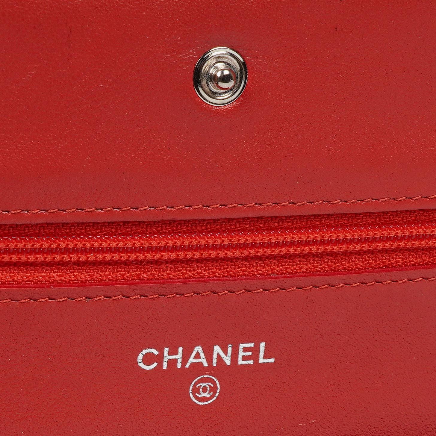 Chanel WOC Geldbörse mit Kette aus orange gestepptem Lackleder