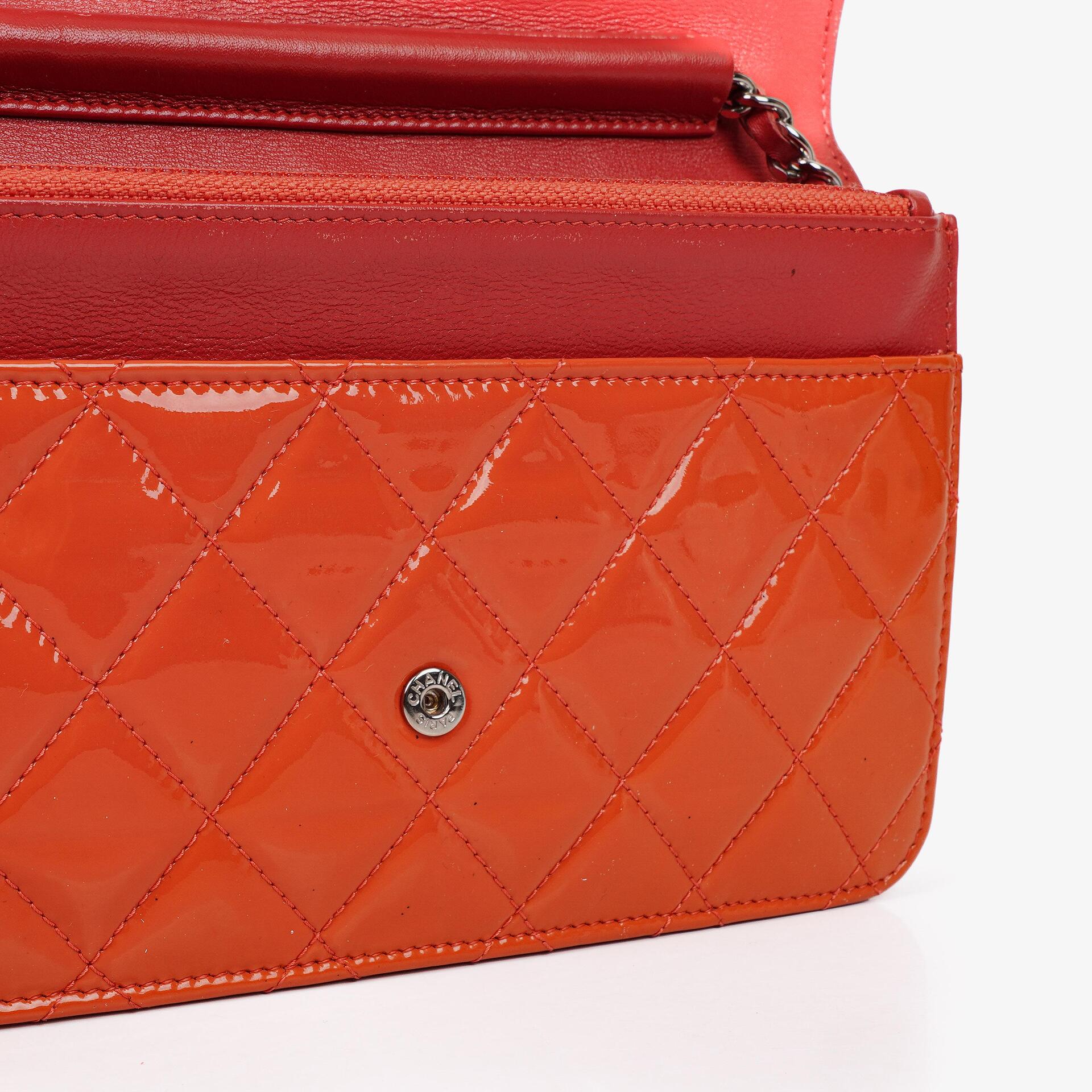 Chanel WOC Geldbörse mit Kette aus orange gestepptem Lackleder