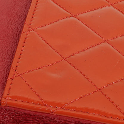 Chanel WOC Geldbörse mit Kette aus orange gestepptem Lackleder