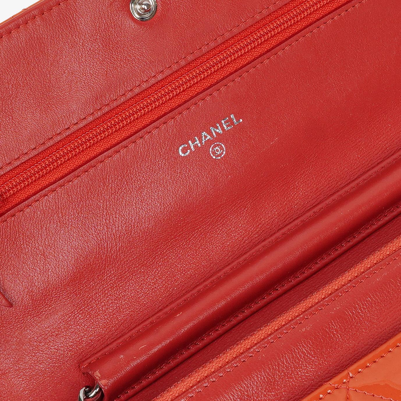 Chanel WOC Geldbörse mit Kette aus orange gestepptem Lackleder