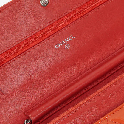 Chanel WOC Geldbörse mit Kette aus orange gestepptem Lackleder