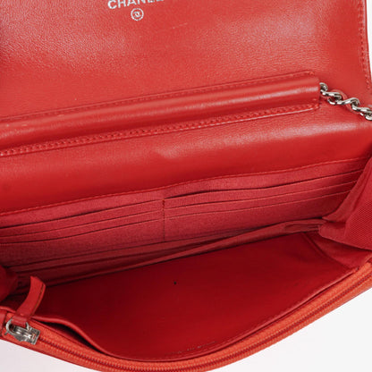 Chanel WOC Geldbörse mit Kette aus orange gestepptem Lackleder