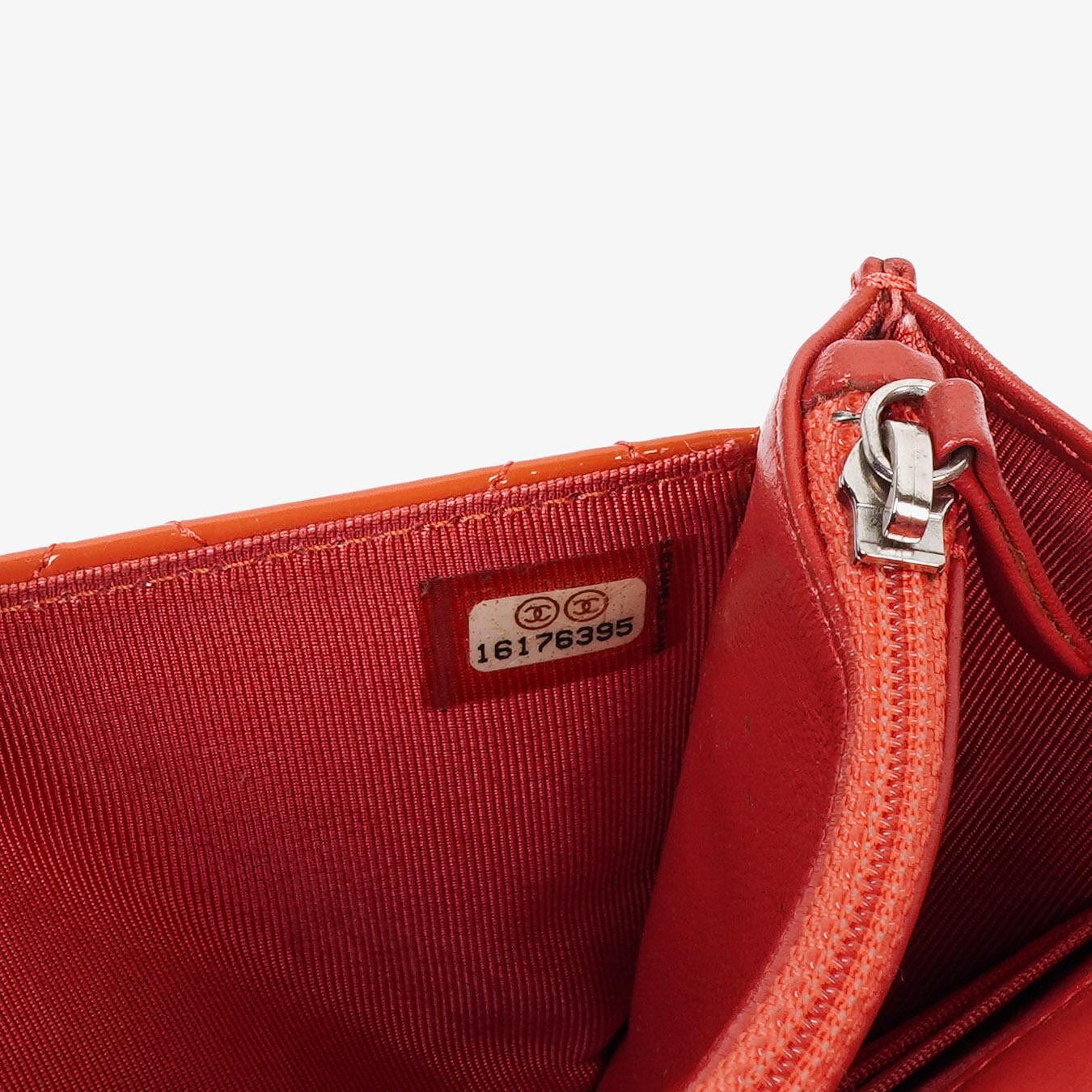 Chanel WOC Geldbörse mit Kette aus orange gestepptem Lackleder
