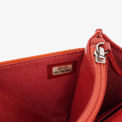 Chanel WOC Geldbörse mit Kette aus orange gestepptem Lackleder