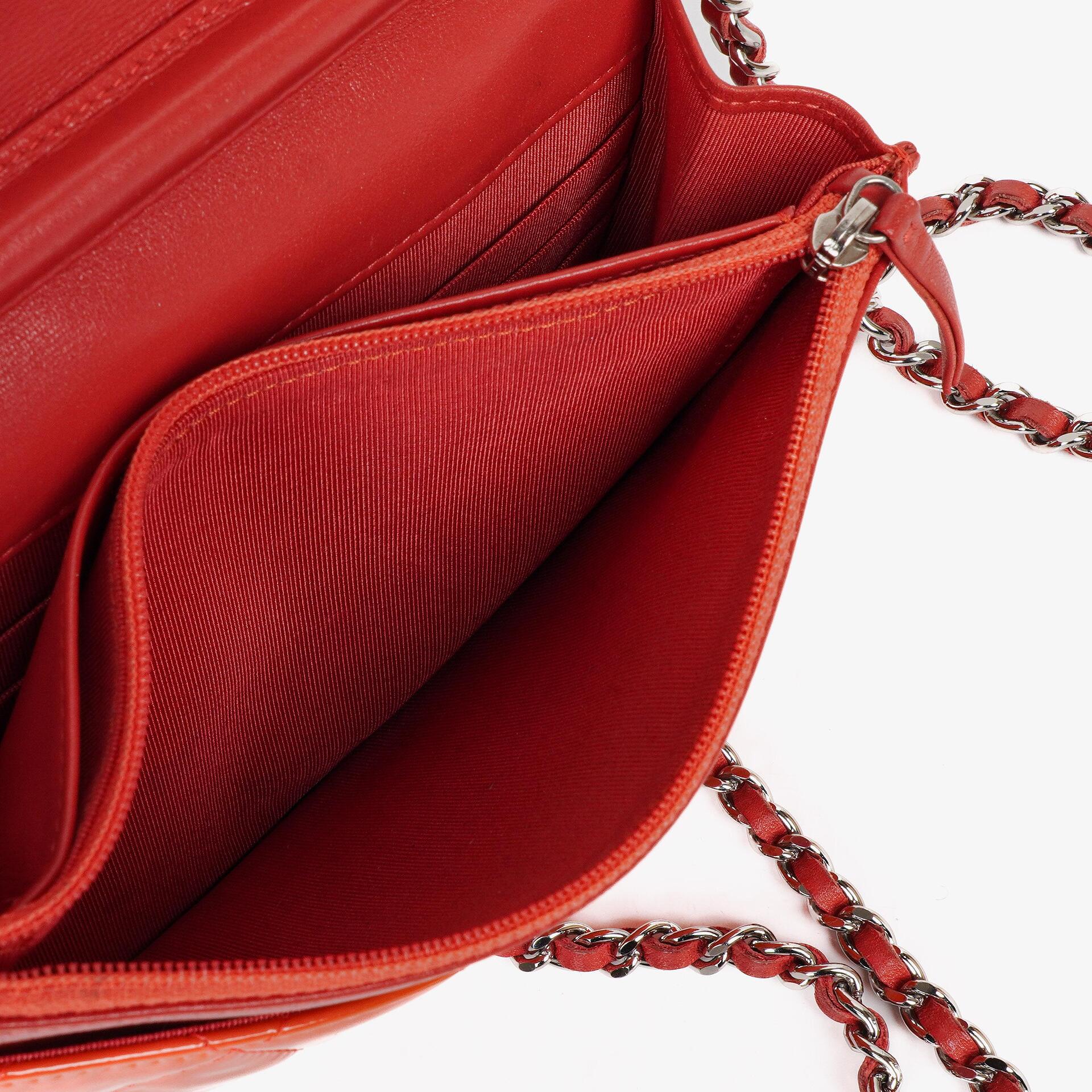 Chanel WOC Geldbörse mit Kette aus orange gestepptem Lackleder