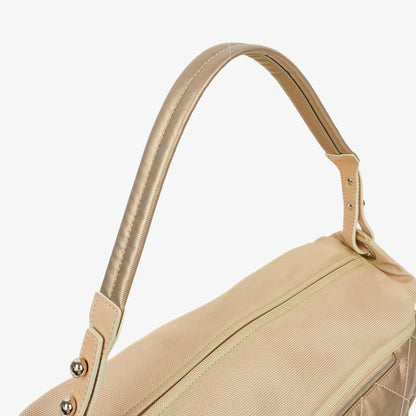 Chanel Paris-Biarritz Hobo Tasche in Gold