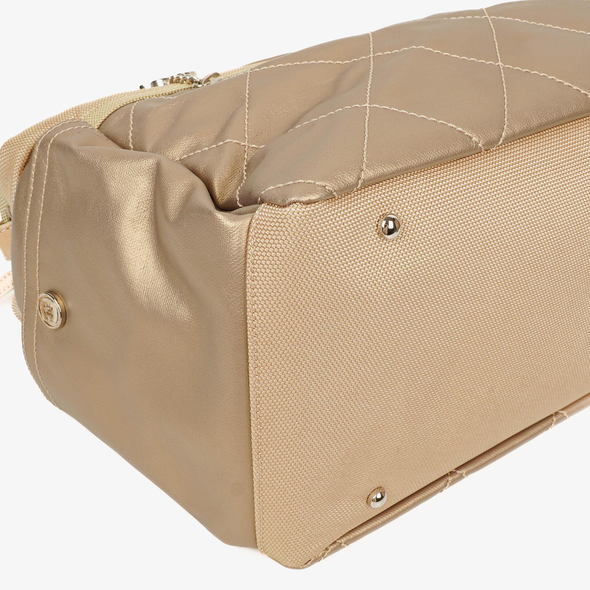 Chanel Paris-Biarritz Hobo Tasche in Gold