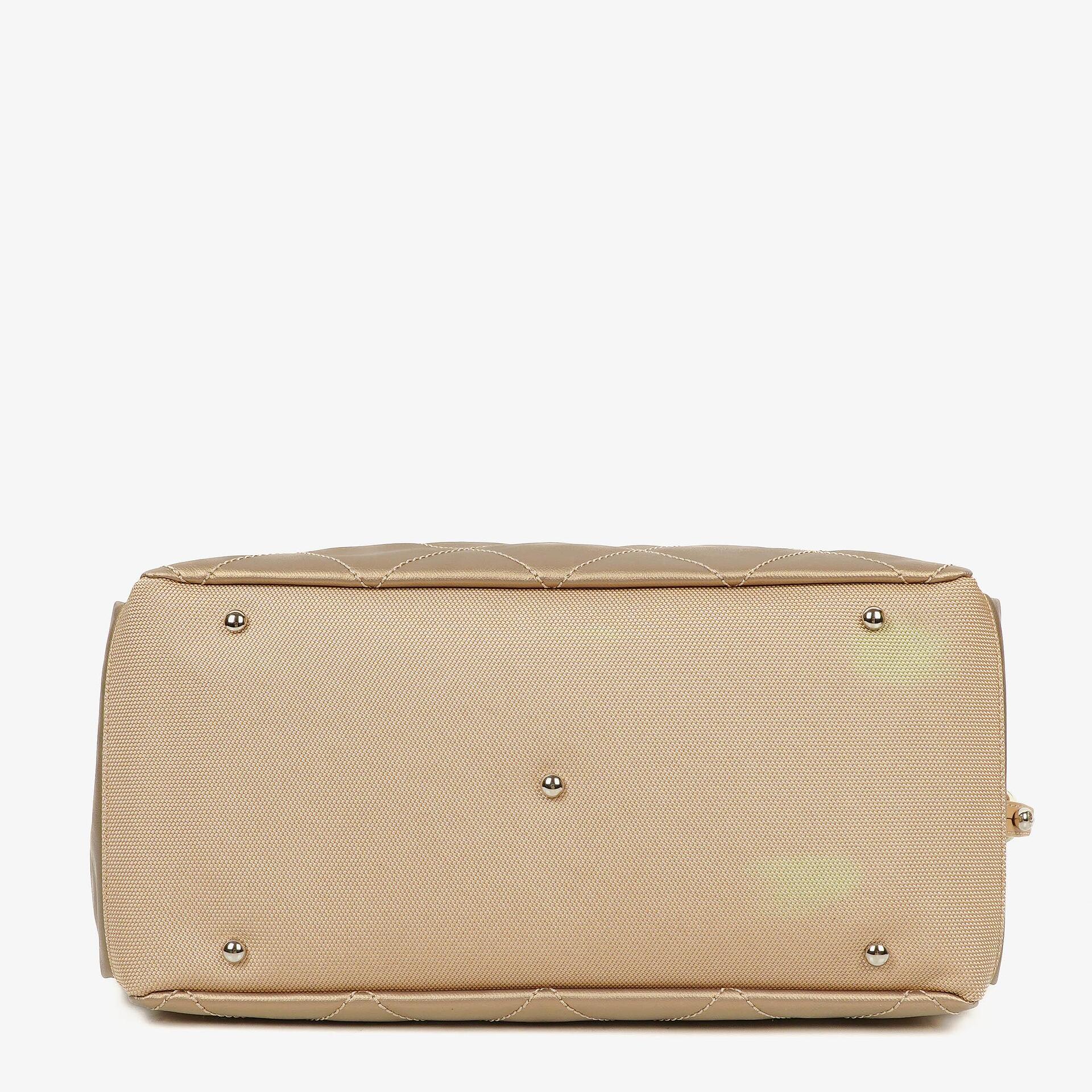 Chanel Paris-Biarritz Hobo Tasche in Gold