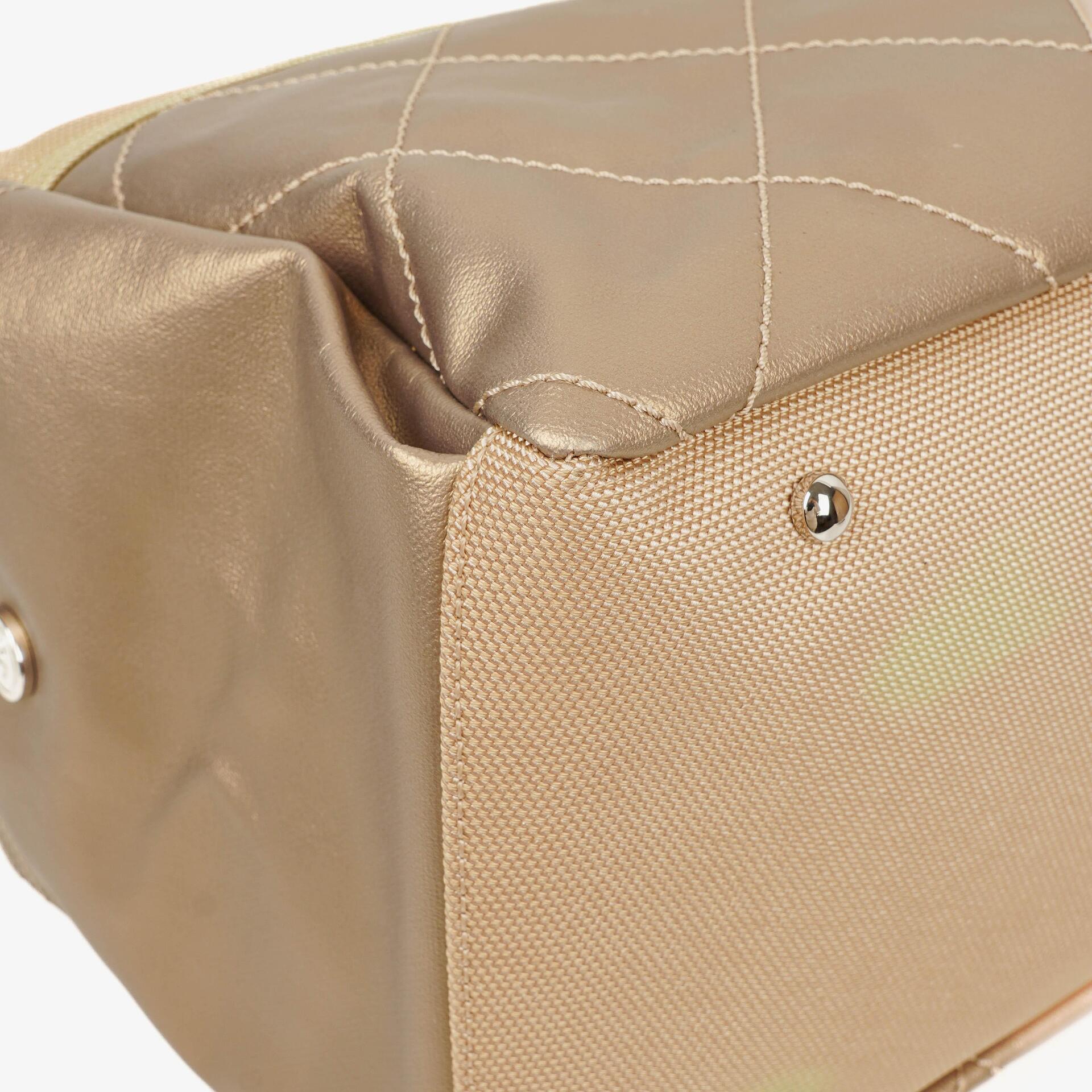 Chanel Paris-Biarritz Hobo Tasche in Gold