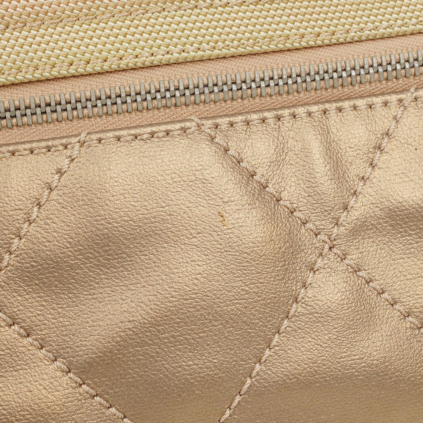 Chanel Paris-Biarritz Hobo Tasche in Gold