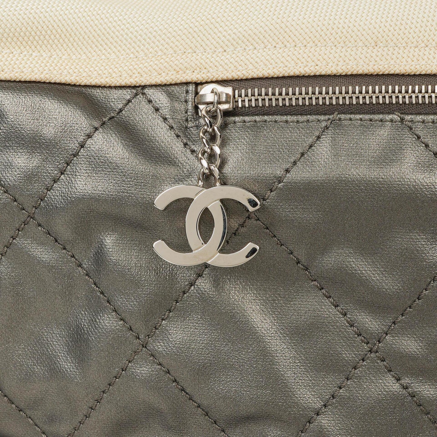 Chanel Paris-Biarritz Silber und Creme Große Hobo Tasche