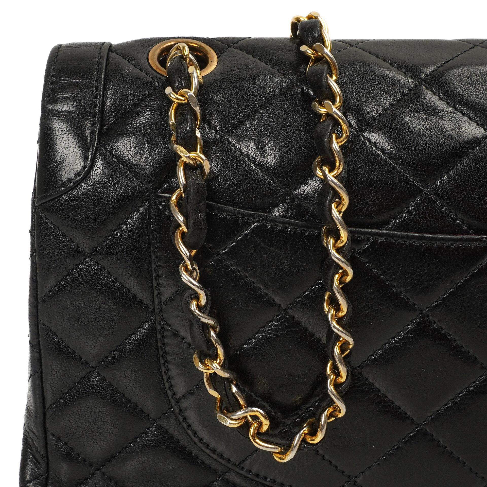 Chanel Paris Klassische Mittlere Doppelklappen Tasche Schwarze Gequiltete Lammleder Mit Gold- & Silberfarbenem Zubehör