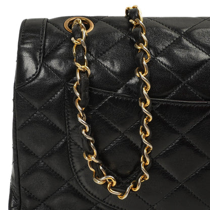 Chanel Paris Klassische Mittlere Doppelklappen Tasche Schwarze Gequiltete Lammleder Mit Gold- & Silberfarbenem Zubehör