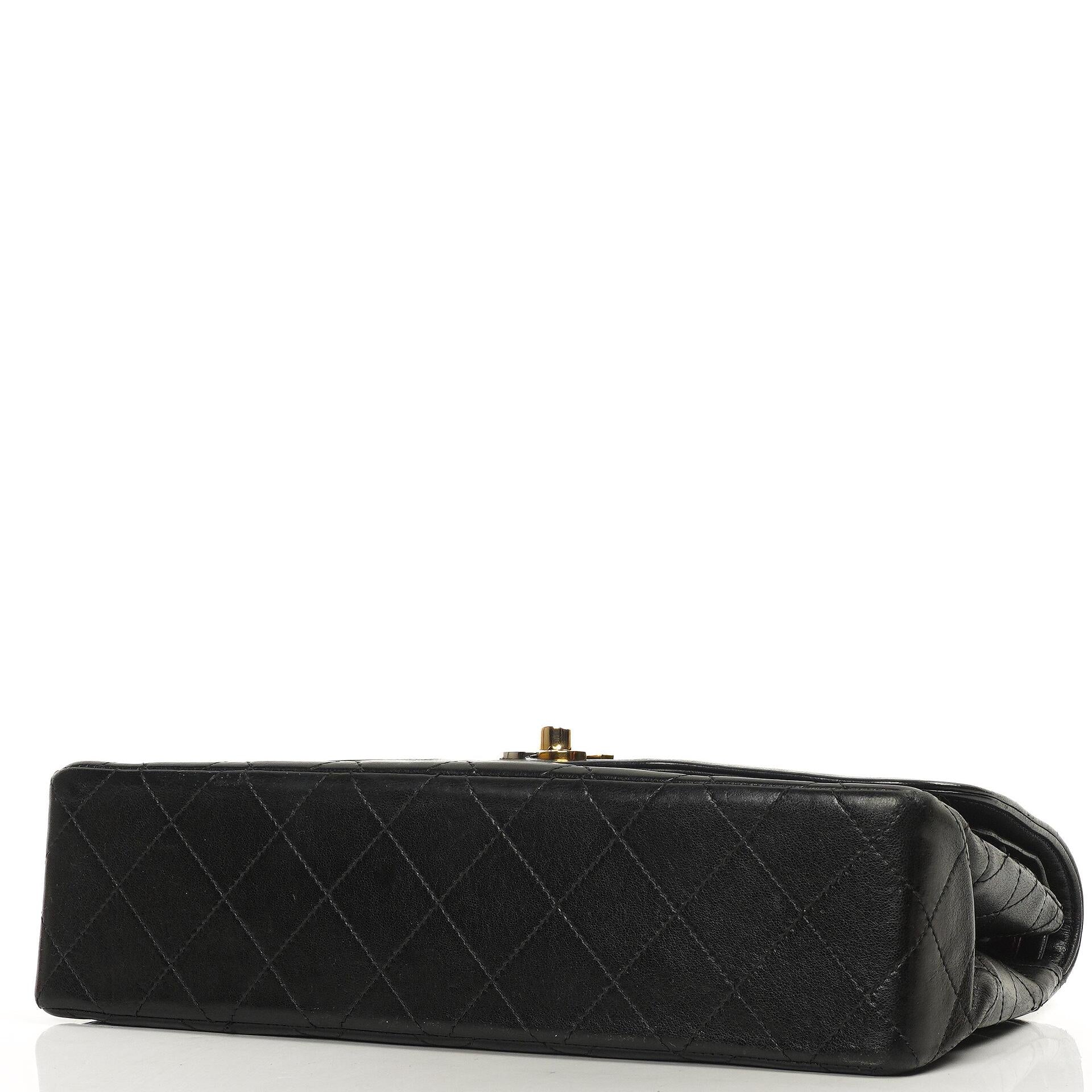 Chanel Paris Klassische Mittlere Doppelklappen Tasche Schwarze Gequiltete Lammleder Mit Gold- & Silberfarbenem Zubehör