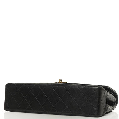 Chanel Paris Klassische Mittlere Doppelklappen Tasche Schwarze Gequiltete Lammleder Mit Gold- & Silberfarbenem Zubehör