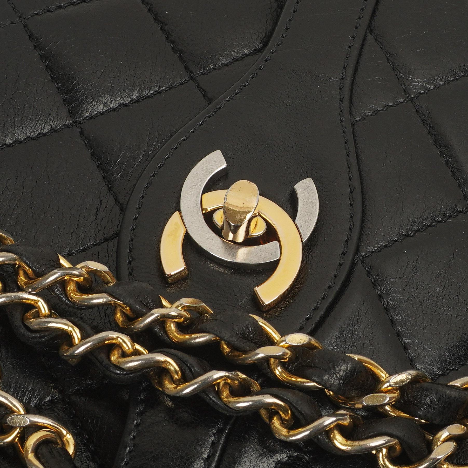 Chanel Paris Klassische Mittlere Doppelklappen Tasche Schwarze Gequiltete Lammleder Mit Gold- & Silberfarbenem Zubehör