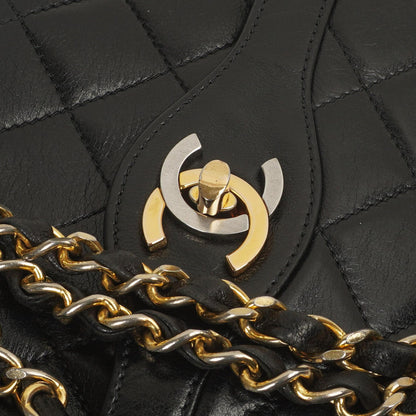 Chanel Paris Klassische Mittlere Doppelklappen Tasche Schwarze Gequiltete Lammleder Mit Gold- & Silberfarbenem Zubehör