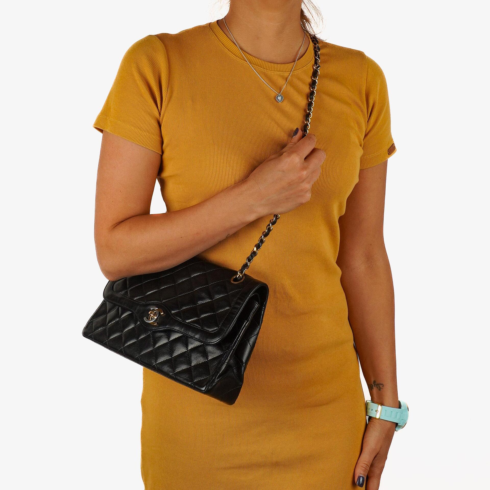 Chanel Paris Klassische Mittlere Doppelklappen Tasche Schwarze Gequiltete Lammleder Mit Gold- & Silberfarbenem Zubehör
