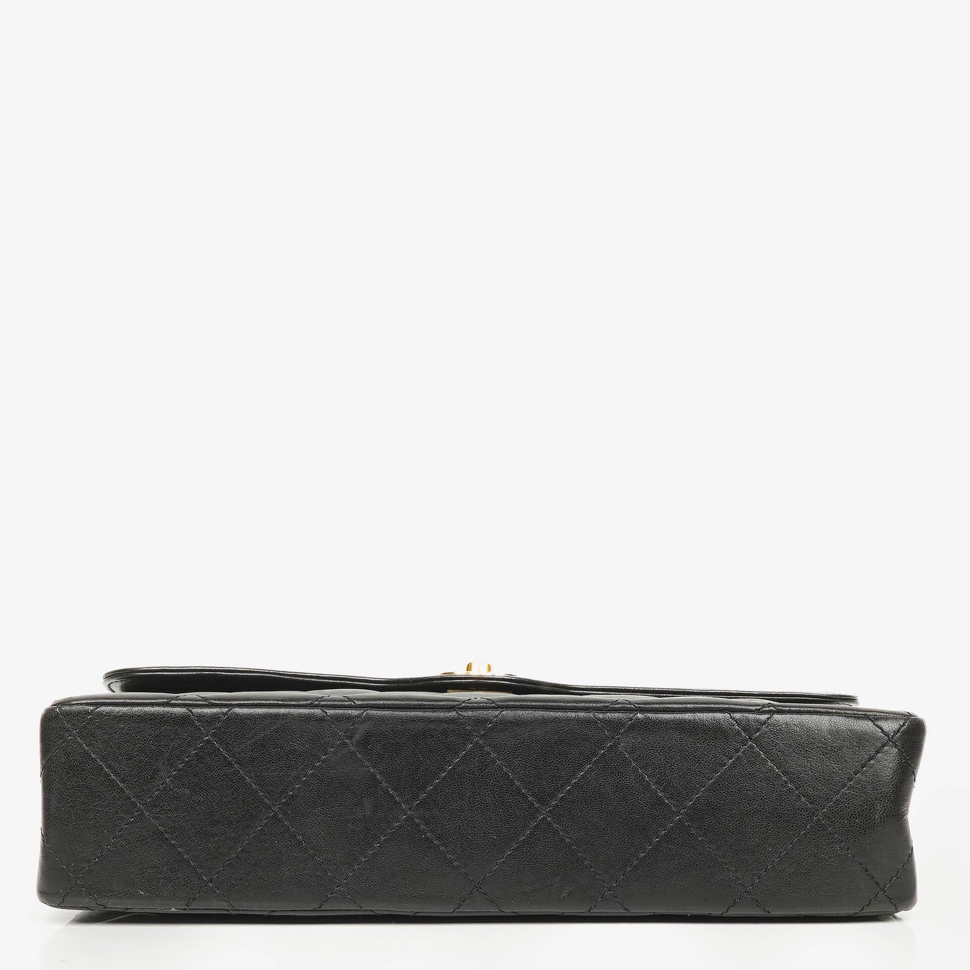 Chanel Paris Classic Medium Double Flap Bag aus schwarzem gestepptem Lammleder mit gold- und silberfarbener Hardware