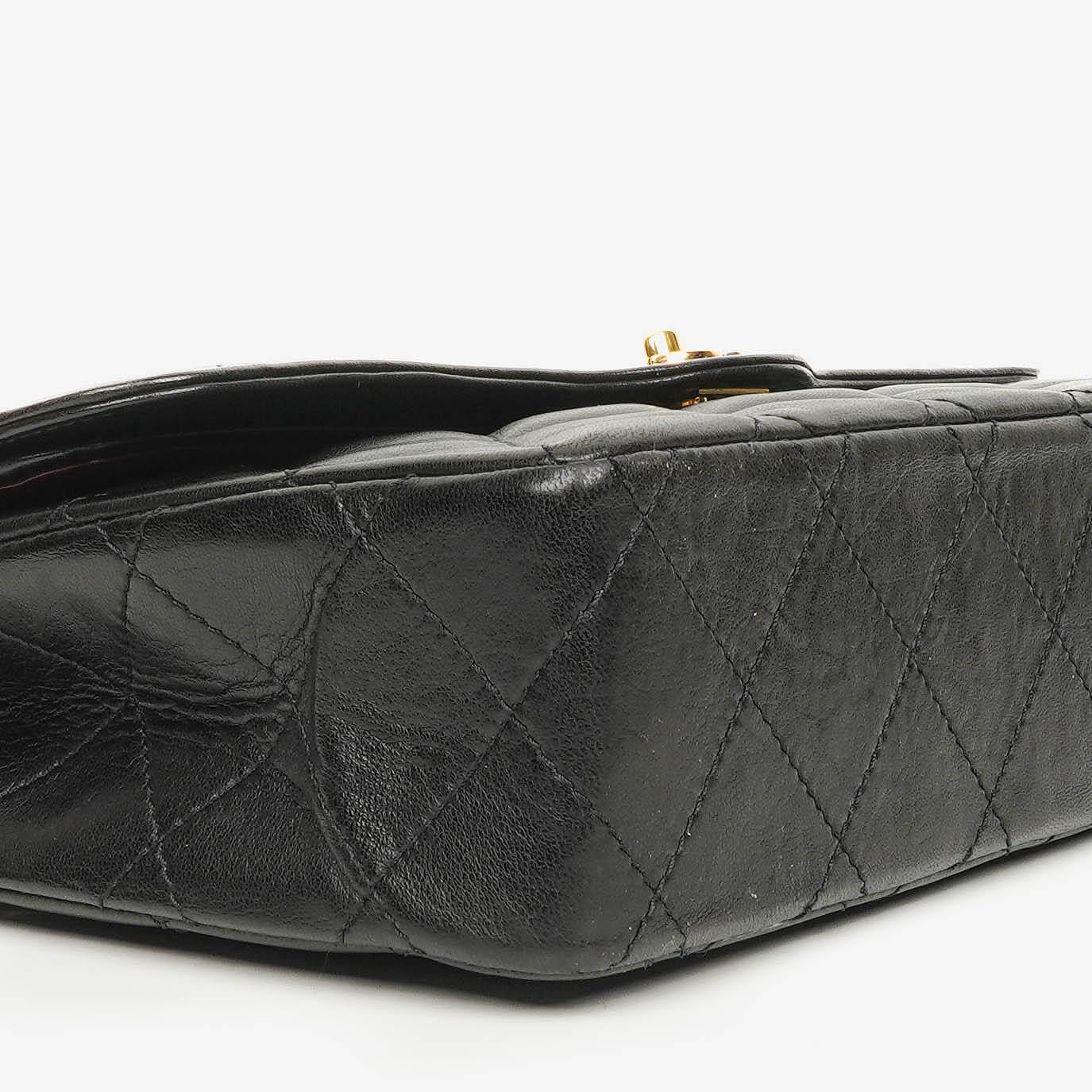 Chanel Paris Classic Medium Double Flap Bag aus schwarzem gestepptem Lammleder mit gold- und silberfarbener Hardware