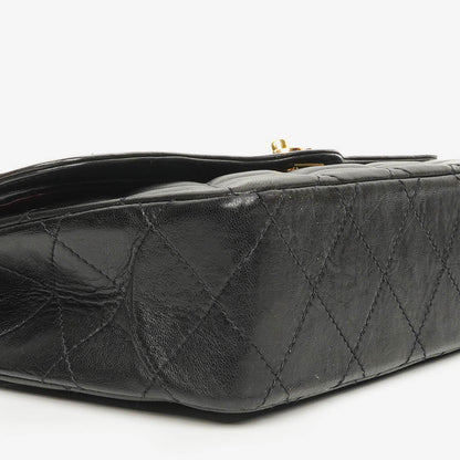 Chanel Paris Classic Medium Double Flap Bag aus schwarzem gestepptem Lammleder mit gold- und silberfarbener Hardware